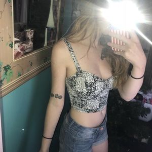 Padded b&w crop top🖤🏁